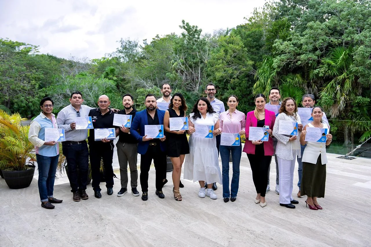 Graduados del seminario HCA con su certificación internacional en Cancún